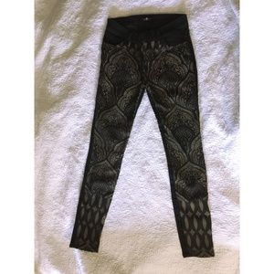 7 For All Mankind Black/Gold Skinny Size 26